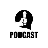 logotipo de podcast. mano sosteniendo un micrófono en el chat de burbujas vector