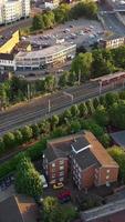 vista de alto ângulo de residências britânicas na cidade de luton, na inglaterra, reino unido video