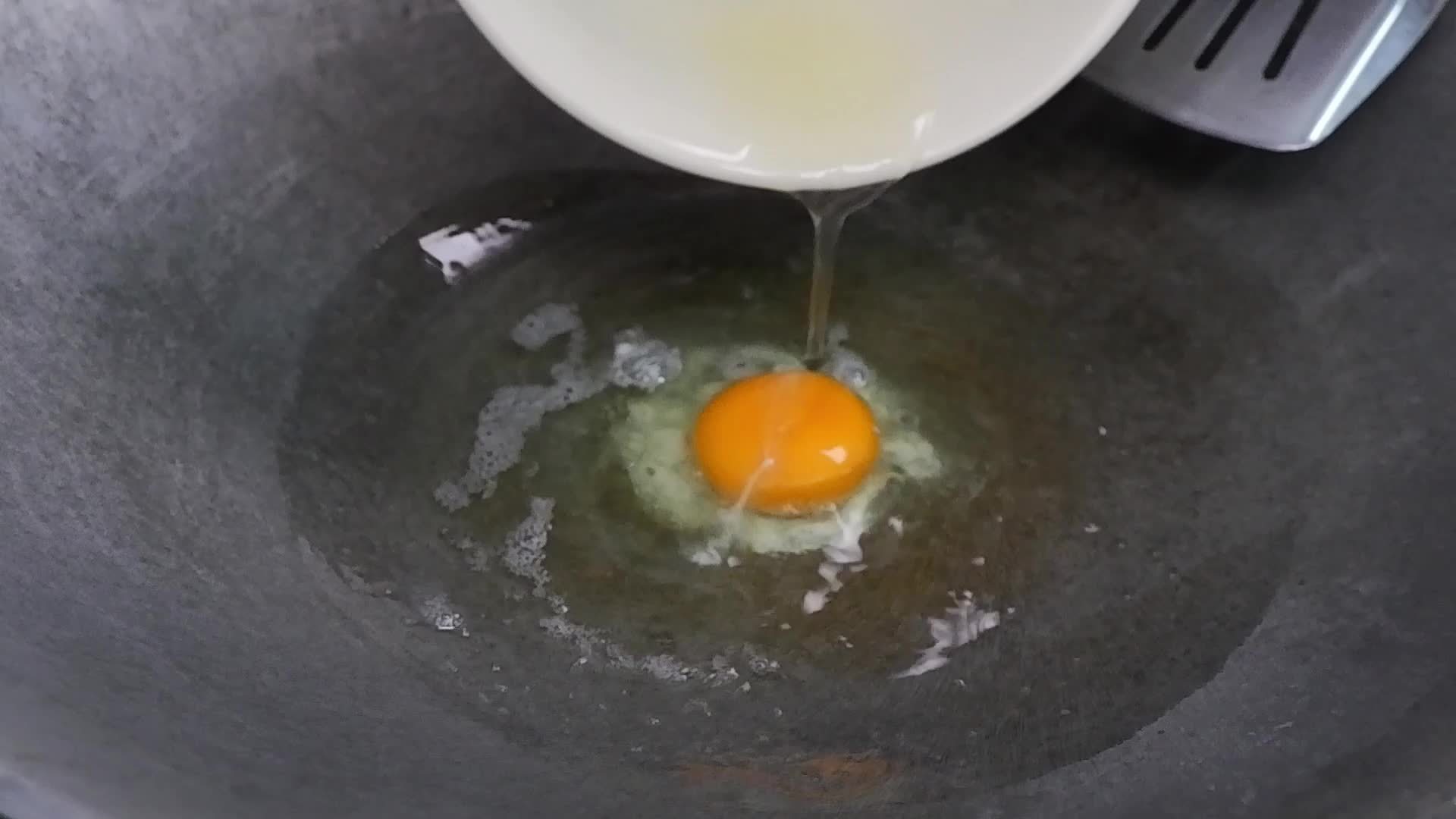 How to fry a fried egg in a frying pan with hot oil and turn the omelet