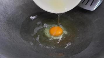 como fritar um ovo frito em uma frigideira com óleo quente e virar a omelete para frente e para trás com uma espátula. video
