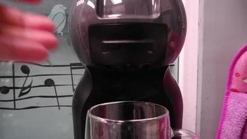 How to put a refillable coffee capsule into the automatic capsule coffee machine.simple video