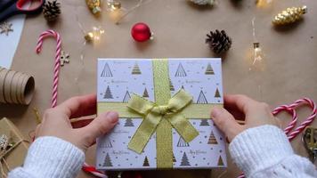 chiave per Casa con portachiavi su accogliente casa nel regalo scatola con Natale arredamento confezione. imballare presente per nuovo anno, Natale. costruzione, progetto, in movimento per nuovo Casa, mutuo, affitto, Acquista vero tenuta video