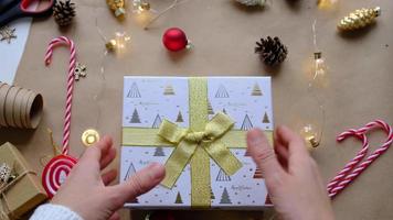 chiave per Casa con portachiavi su accogliente casa nel regalo scatola con Natale arredamento confezione. imballare presente per nuovo anno, Natale. costruzione, progetto, in movimento per nuovo Casa, mutuo, affitto, Acquista vero tenuta video