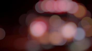 Feuerrettung rot verschwommene LKW-Lichter Hintergrundschleife auf der Straße. Feuerwehrlinse nahtlose Lecks Hintergrund. Überlagerungen von Feuernotfackellichtern. Feuerwehrauto abstrakt hell defokussiert video