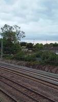 aereo metraggio di treno brani passaggio attraverso città video