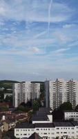 vista de ángulo alto de casas residenciales británicas en la ciudad de luton de inglaterra reino unido video