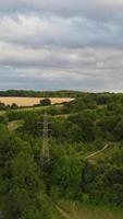 vista de ángulo alto de casas residenciales británicas en la ciudad de luton de inglaterra reino unido video