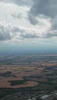 vista de alto ângulo de residências britânicas na cidade de luton, na inglaterra, reino unido video