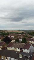 vista de ángulo alto de casas residenciales británicas en la ciudad de luton de inglaterra reino unido video