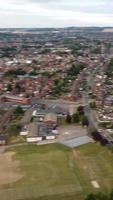 vista de ángulo alto de casas residenciales británicas en la ciudad de luton de inglaterra reino unido video