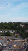 vista de ángulo alto de casas residenciales británicas en la ciudad de luton de inglaterra reino unido video