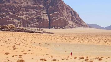 mujer turista excursionista a pie explorar wadi rum caminata por el desierto en vacaciones en wadi rum. popular desierto de wadi rum en jordania video