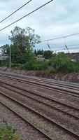 vista aérea de la ciudad británica y las vías del tren video