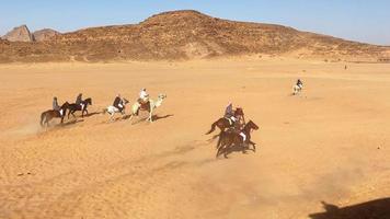 Wadi Rum, Jordanien, 2022 – Große arabische Revoltenkämpfer greifen im Wadi Rum an, um ein neues Abenteuer mit der Hijaz-Eisenbahn zu erleben. beliebte neue aktivitäten jordanien video