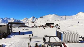 gudauri, georgia, 2021 - luftbild gudauri skigebiet mit touristen, die im kuppelcafé im schnee herumhängen. reise urlaubsziel georgien, kaukasus. video