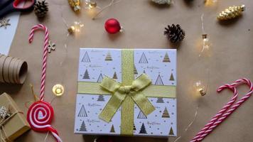 nyckel till hus med Nyckelring på mysigt Hem i gåva låda med jul dekor förpackning. packa närvarande för ny år, jul. byggnad, projekt, rör på sig till ny hus, inteckning, hyra, inköp verklig egendom video