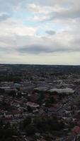 vista de ángulo alto de casas residenciales británicas en la ciudad de luton de inglaterra reino unido video