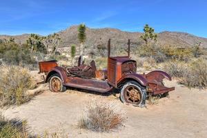 equipo abandonado y mina a lo largo del sendero del molino de wall street en el parque nacional joshua tree, california. foto