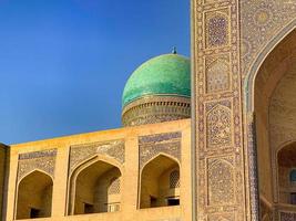 antigua madrasa mir-i-arab en el complejo po-i-kalyan en bukhara, uzbekistán. foto