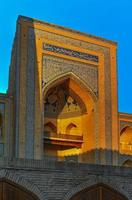 vista de la entrada a la madraza de mohammed amin en khiva, uzbekistán. foto