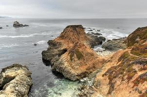 vista de la costa rocosa del pacífico desde el parque estatal garrapata, california. foto