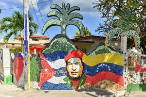 la habana, cuba - 14 de enero de 2017 - barrio de jaimanitas de la habana, cuba, más conocido como fusterlandia por los coloridos mosaicos. foto