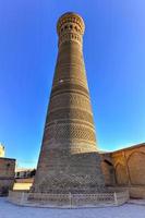 gran minarete del kalon en bukhara, uzbekistán. es un minarete del complejo de la mezquita po-i-kalyan en bukhara, uzbekistán y uno de los hitos más destacados de la ciudad. foto
