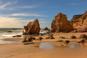 hermosa y romántica playa estatal el matador en malibu, sur de california foto