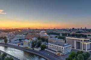 vista panorámica del horizonte de moscú durante la puesta de sol en rusia. foto