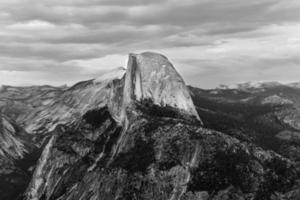 punto del glaciar, un mirador con una vista imponente del valle de yosemite, la mitad del domo, las cataratas de yosemite y las tierras altas de yosemite. foto