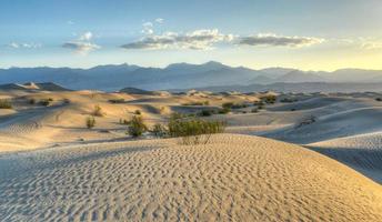 dunas de arena planas de mezquite, valle de la muerte foto