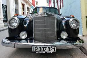 la habana, cuba - 8 de enero de 2017 - coche clásico mercedes-benz en la habana vieja, cuba. foto