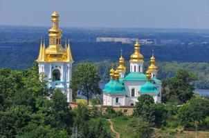 vista aérea del monasterio de la cueva de kiev en kiev, ucrania. foto