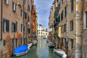 arquitectura a lo largo de los numerosos canales de venecia, italia. foto