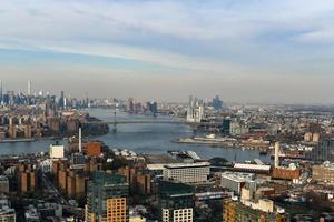 vista panorámica del horizonte de la ciudad de nueva york desde el centro de brooklyn. foto