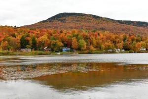 con vistas a la parte estatal del lago elmore con un hermoso follaje otoñal y reflejos en el agua en elmore, vermont, ee.uu. foto