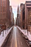 nueva york, nueva york, estados unidos - 24 de enero de 2016 - la vista hacia el oeste por la calle 42 en manhattan desde la ciudad de tudor en el invierno. se puede ver el edificio chrysler, así como el tráfico de la calle 42. foto