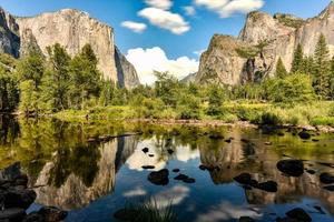 vista del valle de yosemite en el parque nacional de yosemite. el valle de yosemite es un valle glaciar en el parque nacional de yosemite en las montañas occidentales de sierra nevada del centro de california. foto