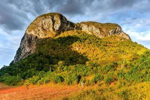 panorama de la puesta de sol en el valle de viñales, al norte de cuba. foto