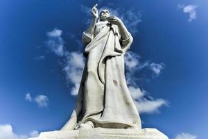 el cristo de la habana, una gran escultura que representa a jesús de nazaret en la cima de una colina con vistas a la bahía en la habana, cuba, 2022 foto