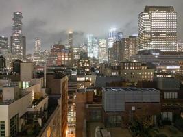 horizonte del centro de nueva york en una noche nublada y con niebla de tribeca. foto