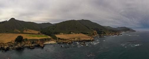 vista de la costa rocosa del pacífico desde el parque estatal garrapata, california. foto