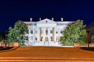 washington, dc - 3 de abril de 2021 - sede nacional de la cruz roja americana en washington por la noche. fue declarado monumento histórico nacional en 1965. foto