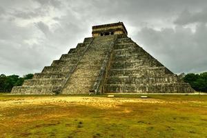 pirámide de kukulkan en chichén itzá, la antigua ciudad maya en la región de yucatán en méxico. foto