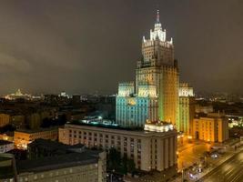 edificio del ministerio de asuntos exteriores al atardecer en moscú, rusia, 2022 foto