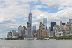 el centro de manhattan desde la isla de la libertad foto