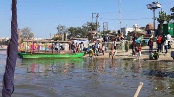 vrindavan, Indien, februari 12 2022 - yamuna flod se från de båt i de dag på vrindavan, krishna tempel kesi ghat på de banker av de yamuna flod i stad av vrindavan, segling på yamuna flod video