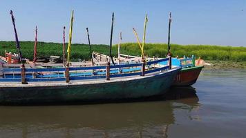 vrindavan, índia, 12 de fevereiro de 2022 - vista do rio yamuna do barco durante o dia em vrindavan, krishna templo kesi ghat nas margens do rio yamuna na cidade de vrindavan, passeios de barco no rio yamuna video