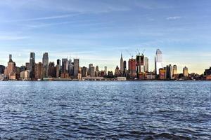 horizonte de la ciudad de nueva york visto desde weehawken, nueva jersey. foto