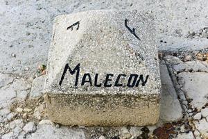 indicador de calle para el malecón en la habana, cuba. foto